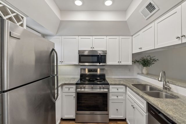 130 W End Pl, Nashville, TN 37205