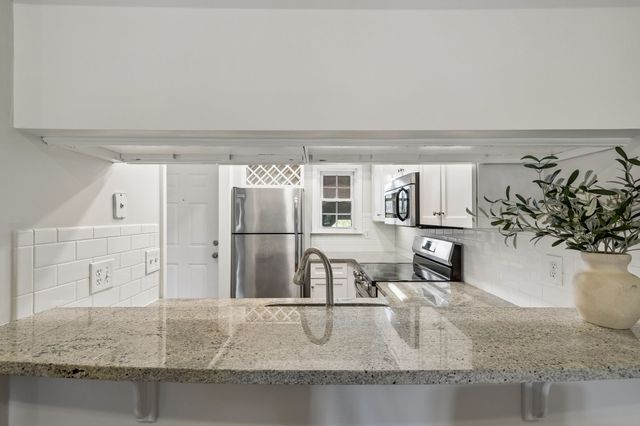 130 W End Pl, Nashville, TN 37205