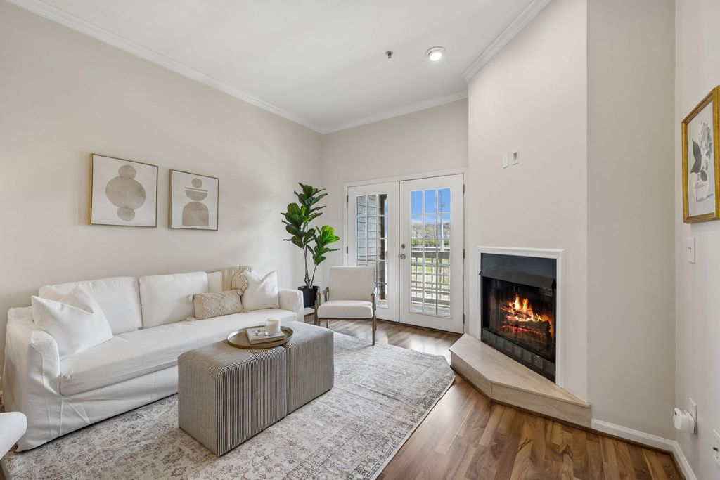 130 W End Pl, Nashville, TN 37205