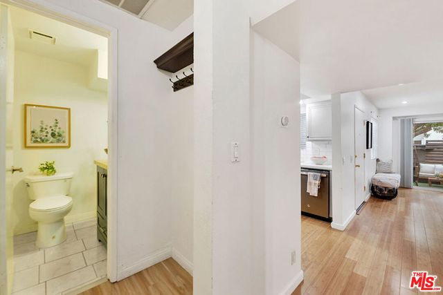 20155 Keswick Street 107, Winnetka, CA 91306