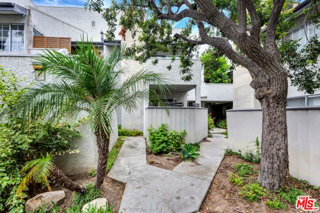 20155 Keswick Street 107, Winnetka, CA 91306