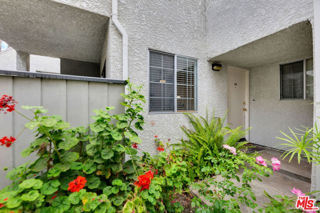 20155 Keswick Street 107, Winnetka, CA 91306
