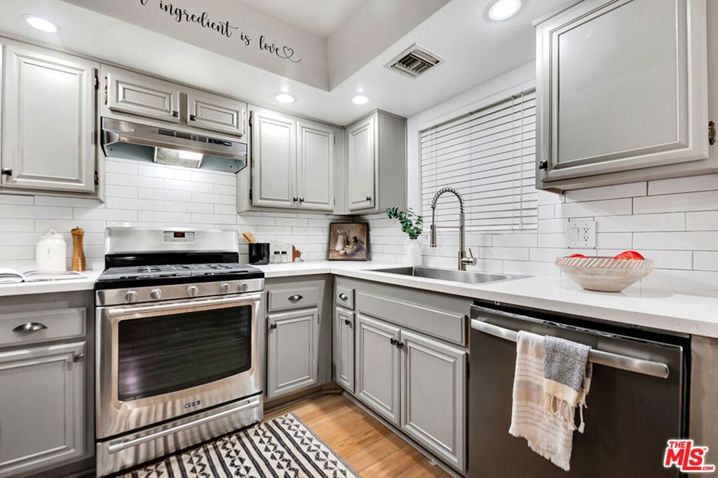 Image 12 of property listing at 20155 Keswick Street 107, Winnetka, CA 91306