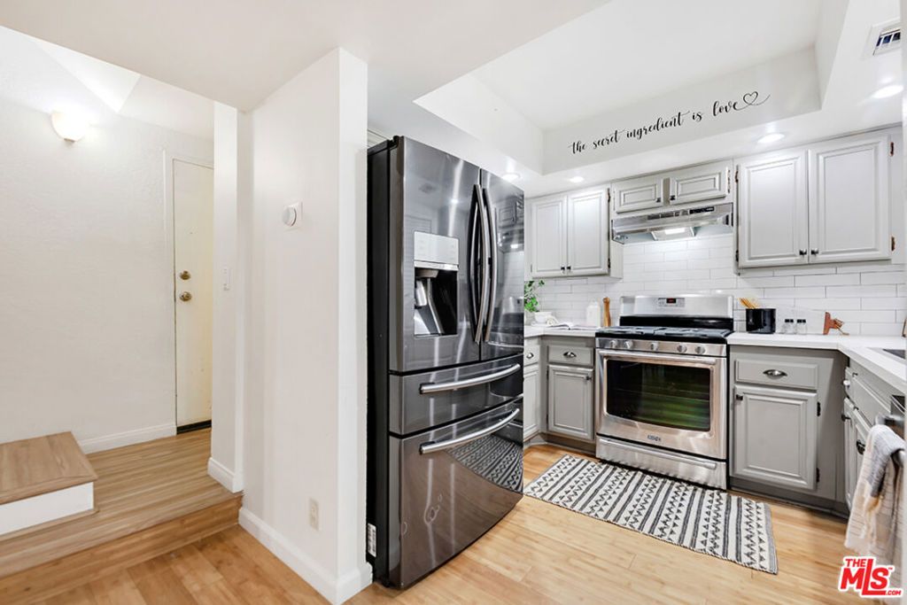 Image 13 of property listing at 20155 Keswick Street 107, Winnetka, CA 91306