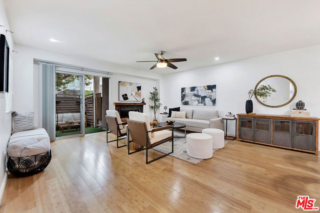 Image 2 of property listing at 20155 Keswick Street 107, Winnetka, CA 91306