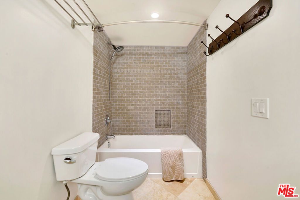 Image 24 of property listing at 20155 Keswick Street 107, Winnetka, CA 91306