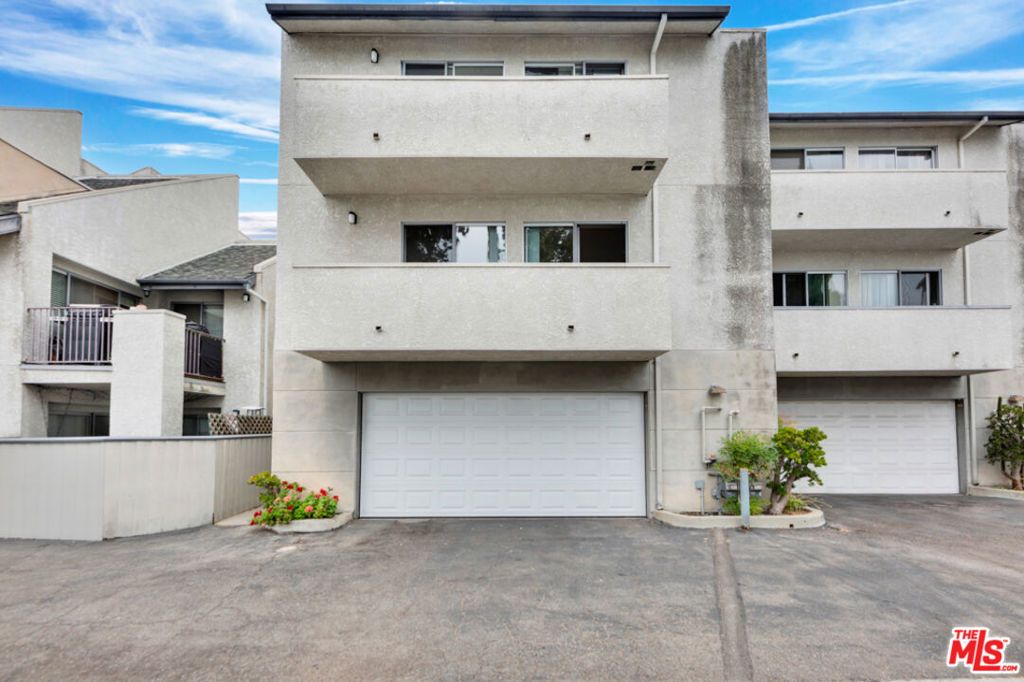Image 37 of property listing at 20155 Keswick Street 107, Winnetka, CA 91306