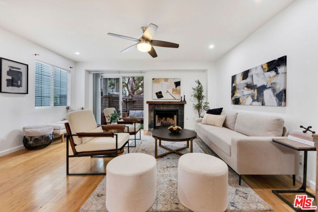 Image 5 of property listing at 20155 Keswick Street 107, Winnetka, CA 91306