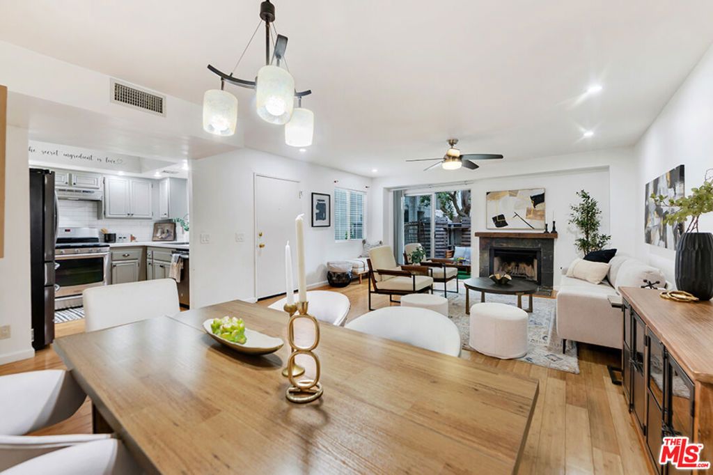 Image 6 of property listing at 20155 Keswick Street 107, Winnetka, CA 91306