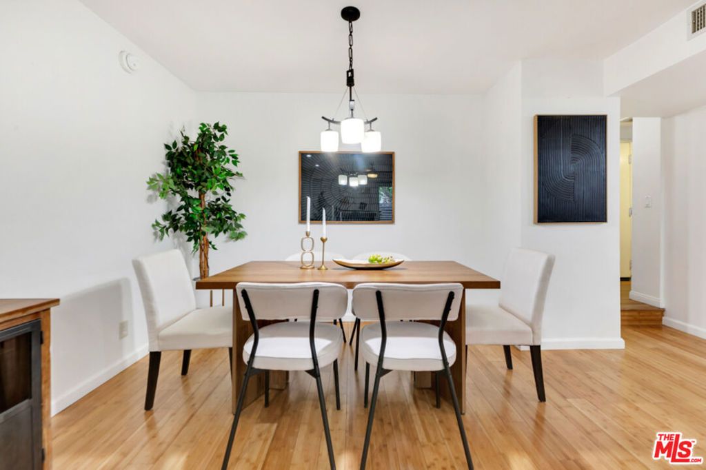 Image 8 of property listing at 20155 Keswick Street 107, Winnetka, CA 91306