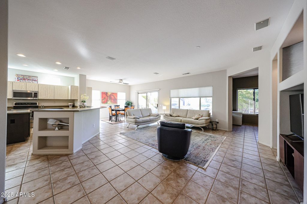 Image 6 of property listing at 17807 N NAVARRO Court, Surprise, AZ 85374