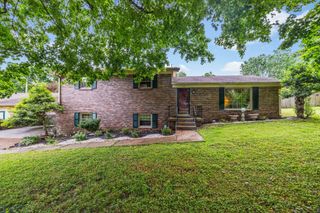 900 Camellia Dr, Columbia, TN 38401