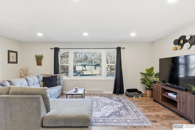 3521 N 76th Street, Omaha, NE 68134