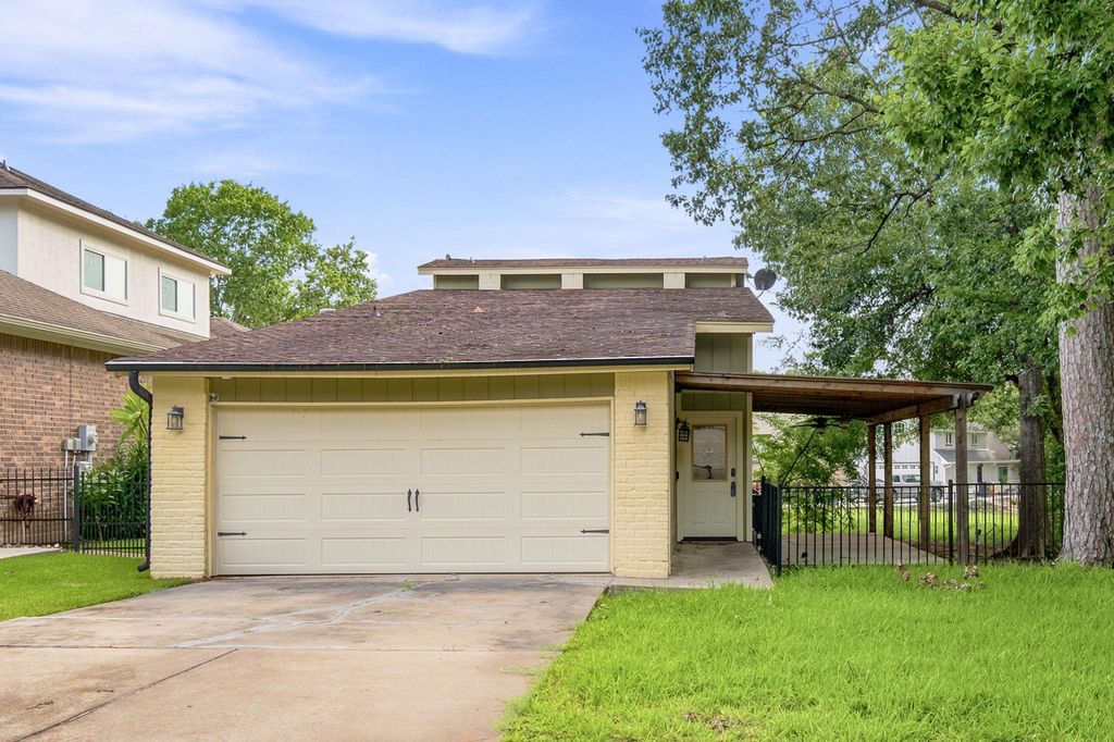 2931 Whitman Drive, Montgomery, TX 77356