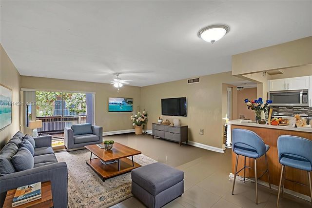 9459 SW 76th St R7, Miami, FL 33173