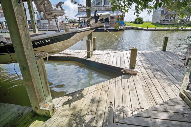 1205 Bay Street, Crystal Beach, TX 77650