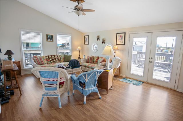1205 Bay Street, Crystal Beach, TX 77650