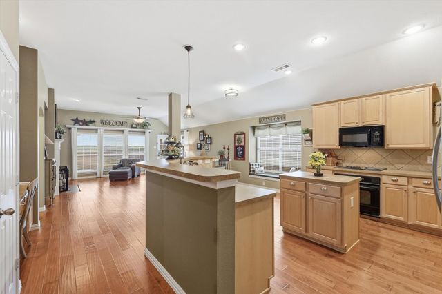 6940 Shoreway Drive, Grand Prairie, TX 75054