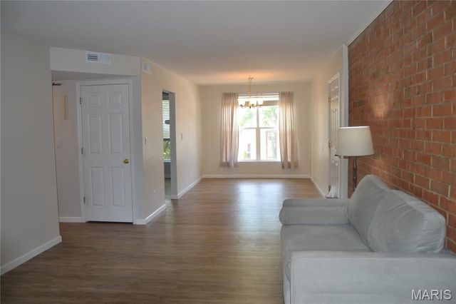 1937 Greenpoint Drive 203, Kirkwood, MO 63122