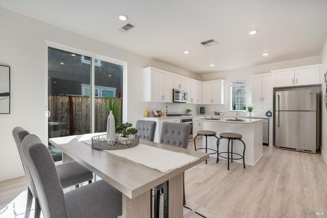 6054 Oxford Pl, Rohnert Park, CA 94928