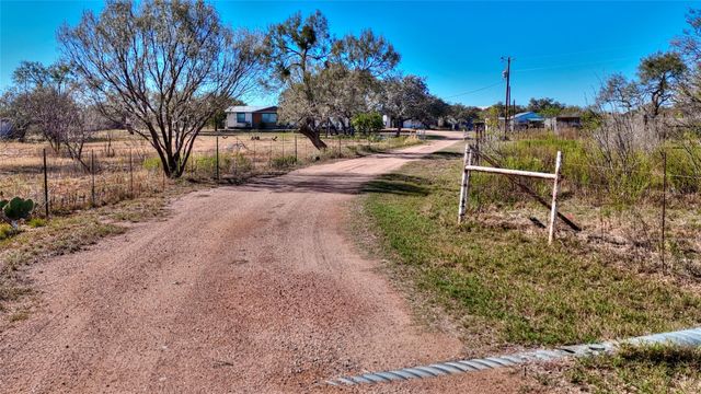 204 Lagitos LN, Llano, TX 78643