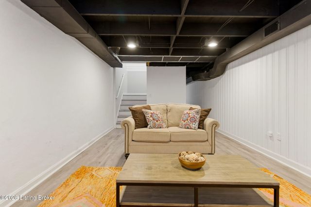 706 Beechwood Rd, Louisville, KY 40207