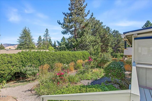 2025 Green Meadows Way, Ashland, OR 97520