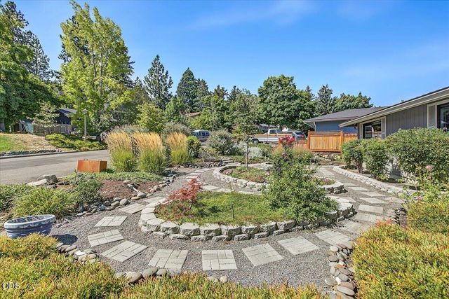 2025 Green Meadows Way, Ashland, OR 97520