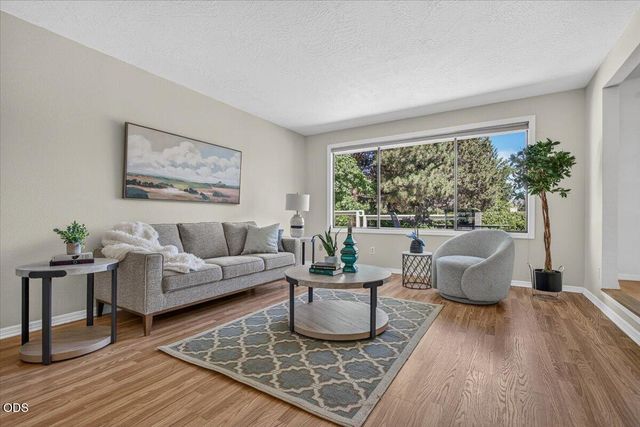 2025 Green Meadows Way, Ashland, OR 97520