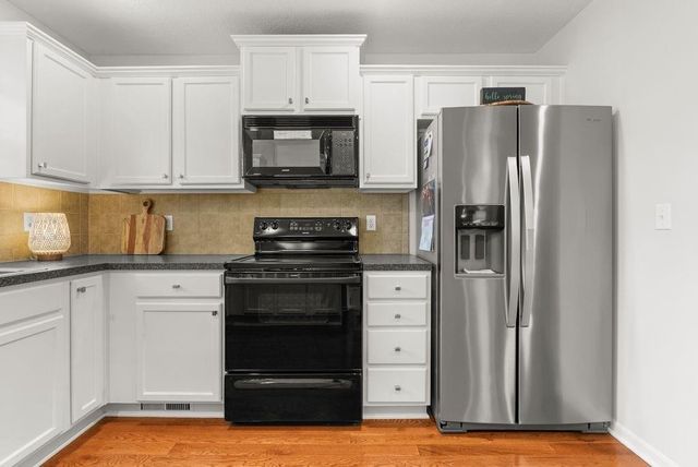 1207 SW Arborway Drive, Lee's Summit, MO 64082