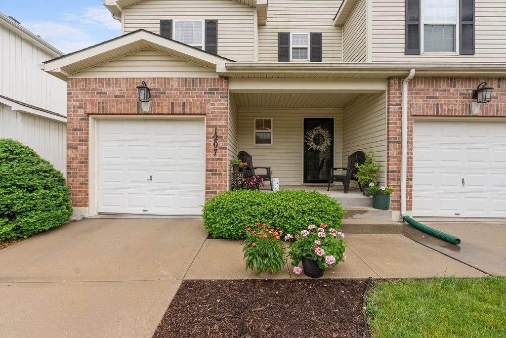 1207 SW Arborway Drive, Lee's Summit, MO 64082