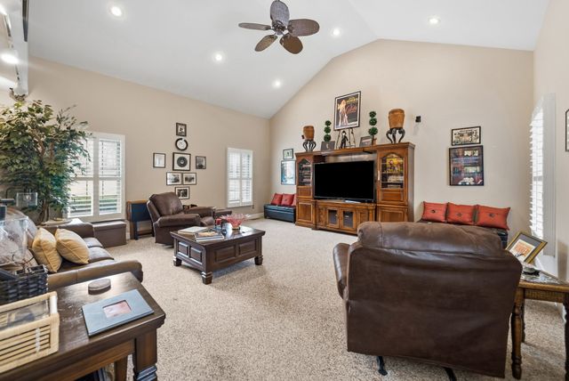 1312 Shallow Lake Cir, Hopkinsville, KY 42240