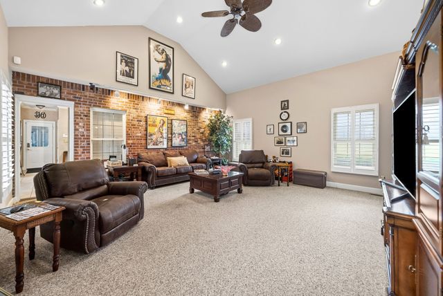 1312 Shallow Lake Cir, Hopkinsville, KY 42240