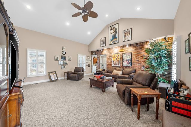 1312 Shallow Lake Cir, Hopkinsville, KY 42240