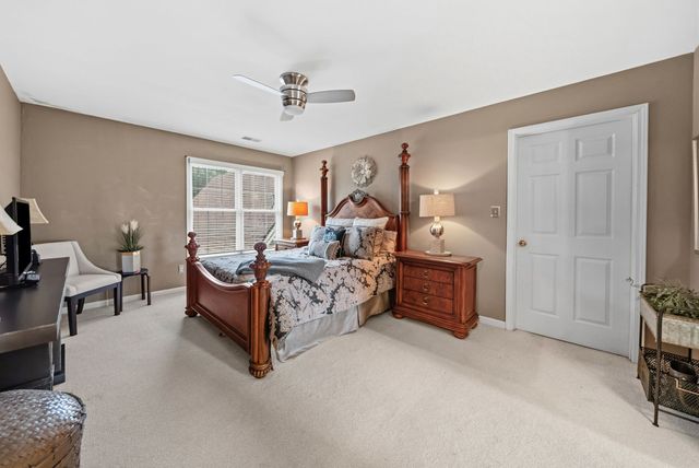 1312 Shallow Lake Cir, Hopkinsville, KY 42240