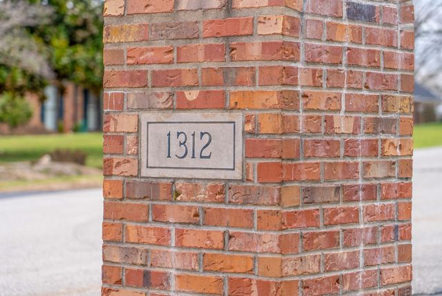 1312 Shallow Lake Cir, Hopkinsville, KY 42240