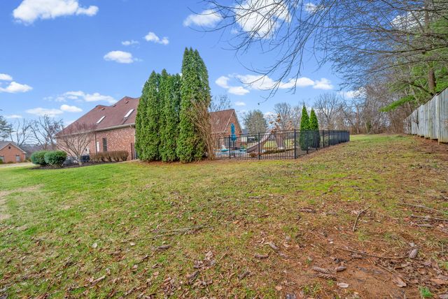 1312 Shallow Lake Cir, Hopkinsville, KY 42240