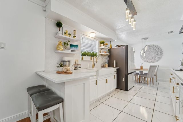 2004 S Palm Court, Pasadena, TX 77502