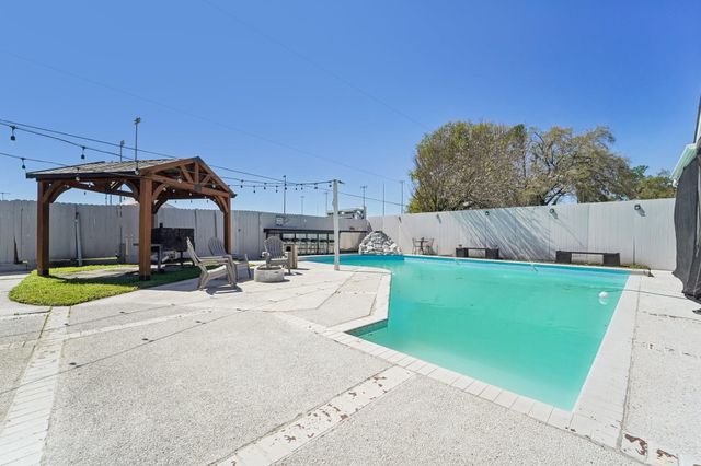 2004 S Palm Court, Pasadena, TX 77502