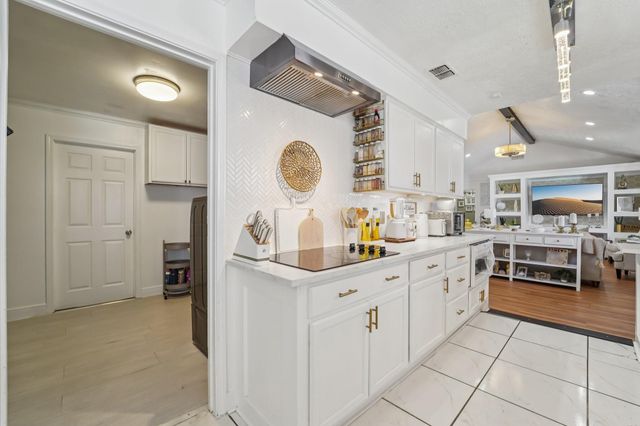 2004 S Palm Court, Pasadena, TX 77502