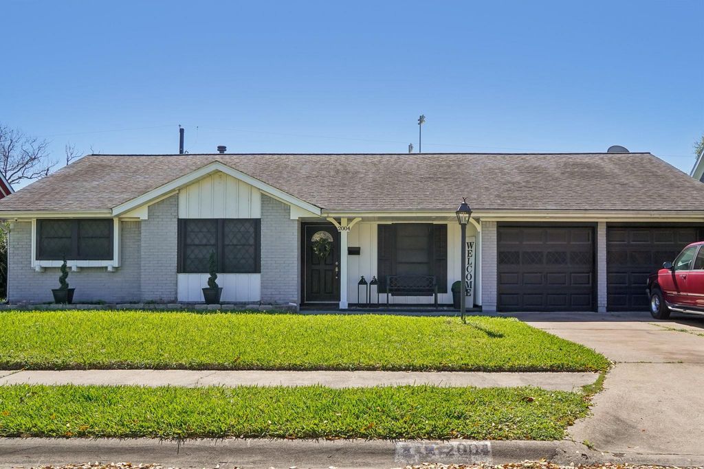 2004 S Palm Court, Pasadena, TX 77502