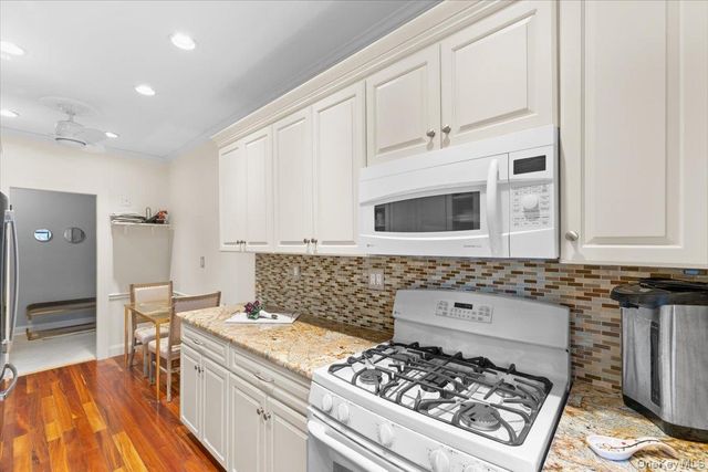 21 Barstow Road 2i, Great Neck, NY 11021