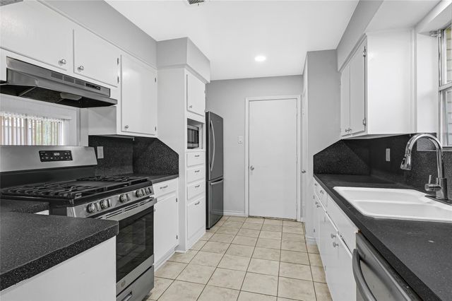 1014 Robinson Street, Alvin, TX 77511