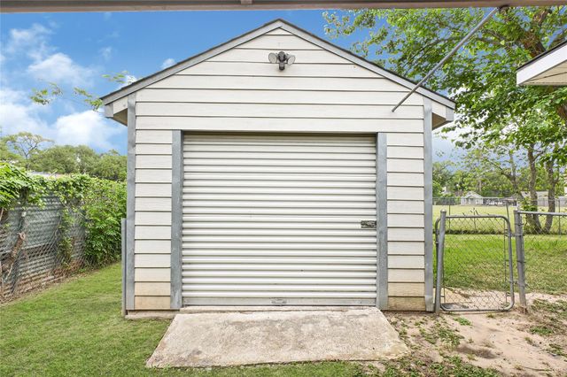 1014 Robinson Street, Alvin, TX 77511