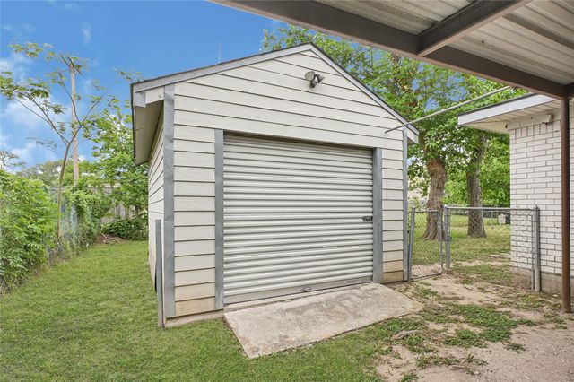 1014 Robinson Street, Alvin, TX 77511