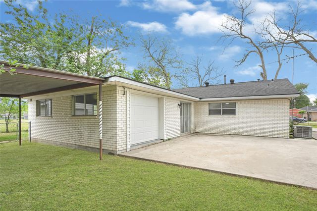 1014 Robinson Street, Alvin, TX 77511
