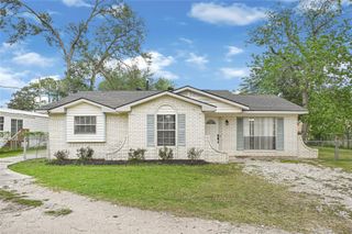 1014 Robinson Street, Alvin, TX 77511