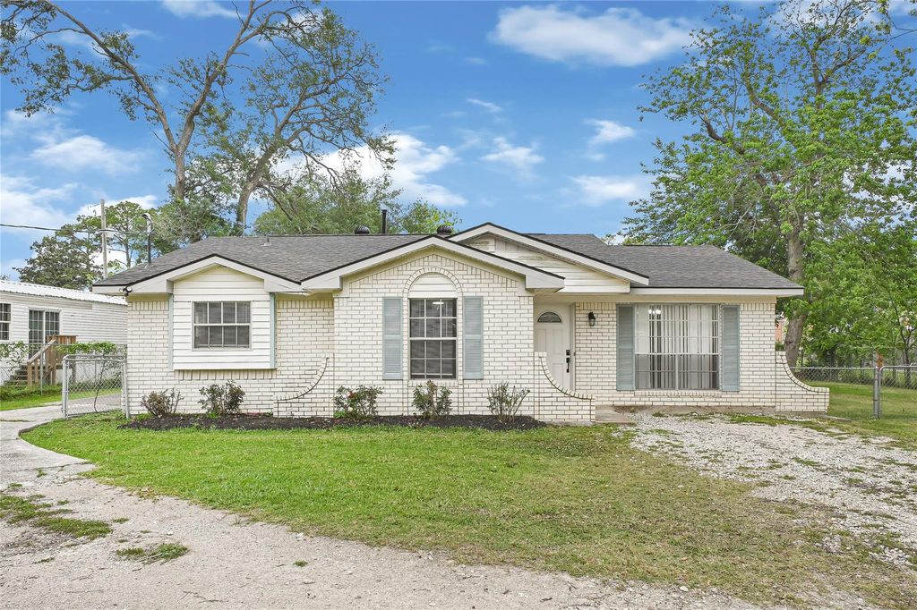 1014 Robinson Street, Alvin, TX 77511