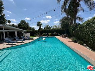 22428 Victory Boulevard, Woodland Hills, CA 91367