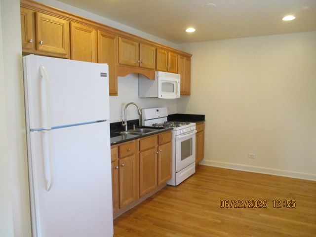 9024 S 51st Avenue, Oak Lawn, IL 60453